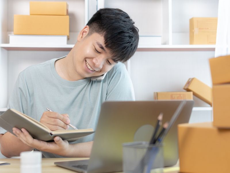 dropshipper managing inventory